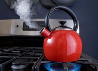 Решаем популярную проблему: как оттереть клей от наклейки профессиональными и подручными средствами?
